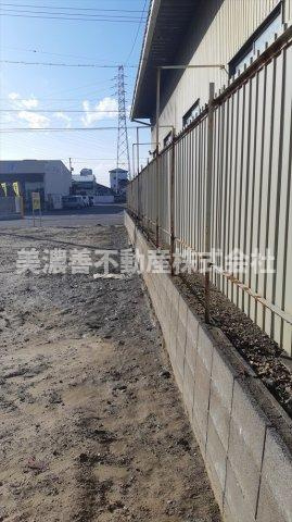 ５５６８７　羽島郡岐南町伏屋土地の外観|北側の擁壁とフェンスは隣地の所有です。