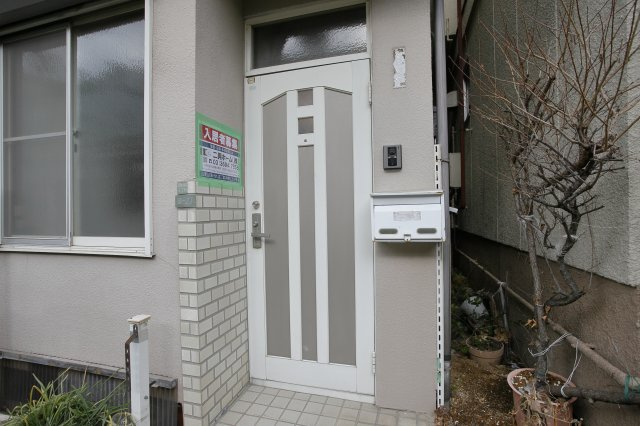 田中貸家の玄関