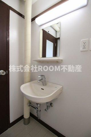 メゾン花繰の洗面所|明るい洗面所です