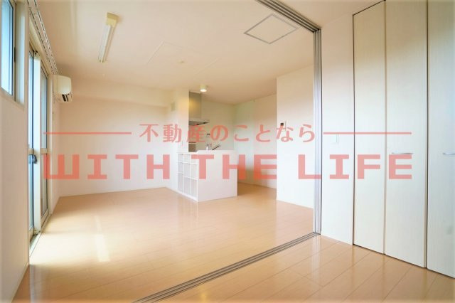 エンブレイスガーデンの内装|明るい色調の室内です