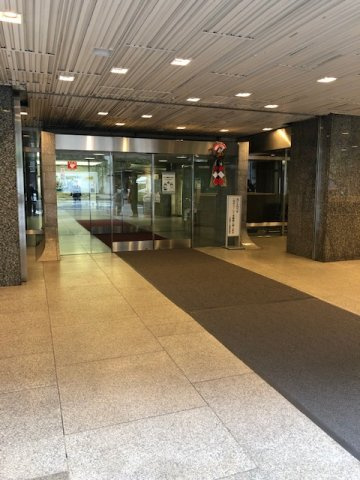三会堂ビルディングのエントランス