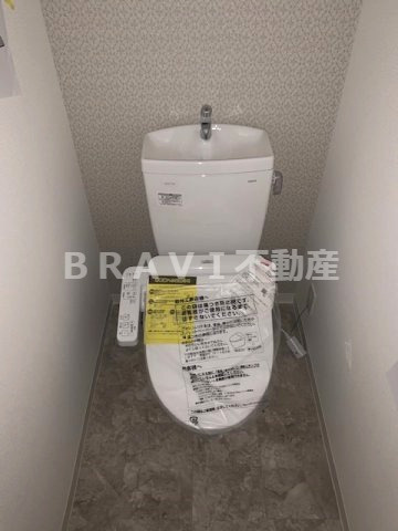 エスリード大阪城PREMIER(エスリード大阪城プレミア)　BRAVI不動産のトイレ|【エスリード大阪城PREMIER(エスリード大阪城プレミア)】落ち着いた色調のトイレです