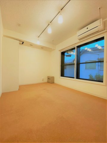 「防音マンション」ラシクラス練馬エトワールの内装|Bluetooth仕様のスピーカーも付いています。接続すればすぐにでも使用可能です。左上は24時間稼働の換気口です。