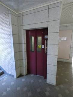 【その他共用部分】 | お買い物時やベビーカーの出し入れに便利なエレベーター付。