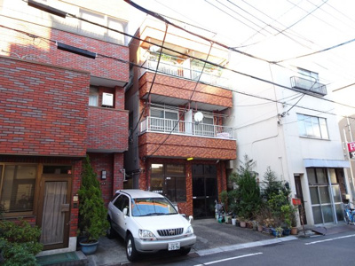 【外観】 | コーポ加藤 | コーポ加藤　鶯谷駅から徒歩8分・日暮里駅から徒歩12分・三河島駅から徒歩10分。静かな環境で落ち着きのある生活ができます。スーパーなど近くで買い物便利です。