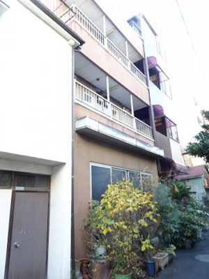 【外観】 | コーポ加藤 | コーポ加藤　鶯谷駅から徒歩8分・日暮里駅から徒歩12分・三河島駅から徒歩10分。静かな環境で落ち着きのある生活ができます。スーパーなど近くで買い物便利です。