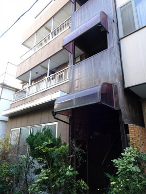 【外観】 | コーポ加藤 | コーポ加藤　鶯谷駅から徒歩8分・日暮里駅から徒歩12分・三河島駅から徒歩10分。静かな環境で落ち着きのある生活ができます。スーパーなど近くで買い物便利です。