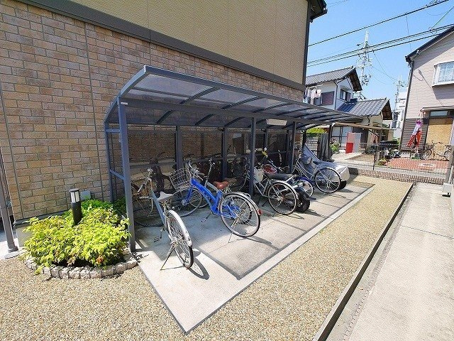 ヴィーブルBのその他共用部分|屋根付き駐輪場スペース完備です