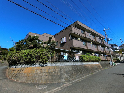 【外観】 | サンハイツ弐番館 | 小田急線「生田」駅より徒歩圏内！最寄りバス停から徒歩1分の3階建てマンション！雨の日の通勤やお出かけもバス利用でスムーズです♪