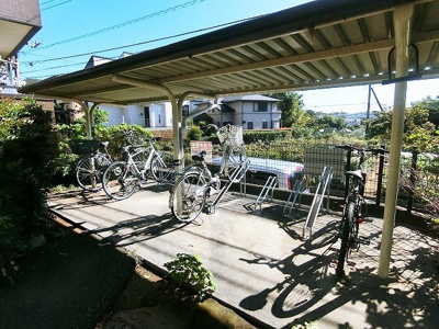 【その他共用部分】 | サンハイツ弐番館 | 屋根付きの駐輪場で雨が降っても大切な自転車が濡れなくてすみますね♪自転車はちょっとした移動手段に便利ですよね！