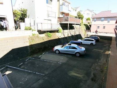 【駐車場】 | サンハイツ弐番館 | いつでも目の届く敷地内に駐車場があります♪お車をお持ちのファミリーさんにオススメです☆