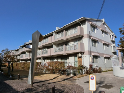 【外観】 | ノース・アベニュー箕面おのはら5号棟 | 【現地写真】 鉄骨鉄筋コンクリート造3階建て♪ 総戸数91戸♪