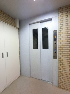 【その他共用部分】 | お買い物時やベビーカーの出し入れに便利なエレベーター付です。