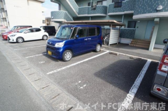 熊本市中央区八王寺町の賃貸マンションの駐車場