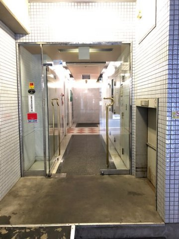 新宿区新宿２丁目の事務所のエントランス