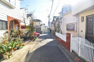 【前面道路含む現地写真】 | 南西側の前面道路。