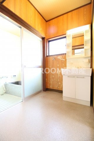 原貸家の洗面所|スペースが確保できる洗面所です