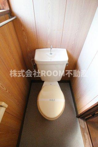 原貸家のトイレ|落ち着いた色調のトイレです