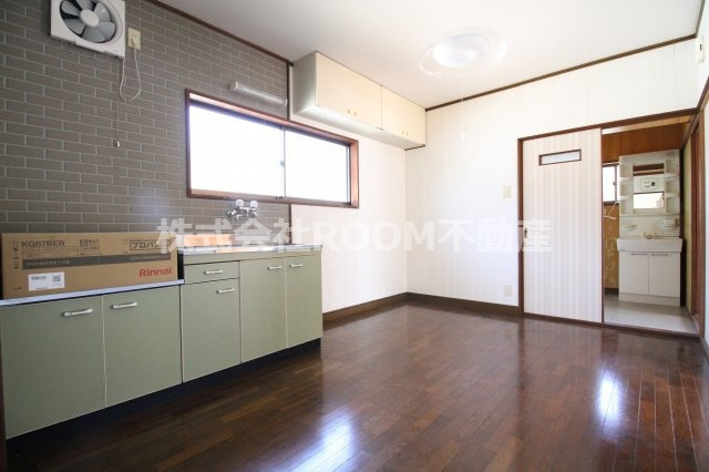 原貸家のキッチン|コンパクトなキッチンで掃除もラクラク