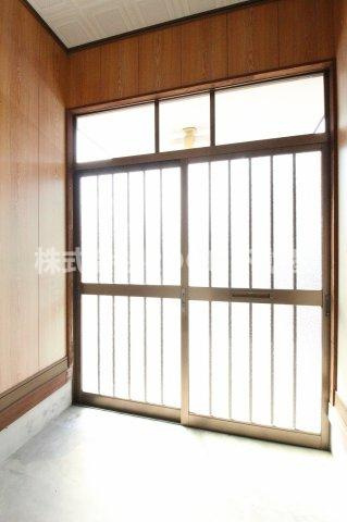 原貸家の玄関|収納もある玄関です