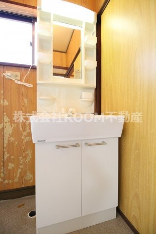 原貸家の独立洗面台|朝の支度にも助かる、独立の洗髪洗面化粧台