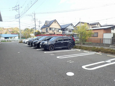 【駐車場】 | リッシェル【SHM】 | いつでも目の届く敷地内に駐車場があります♪荷物がかさばりがちなお買物にも、敷地内駐車場があると便利ですよね☆