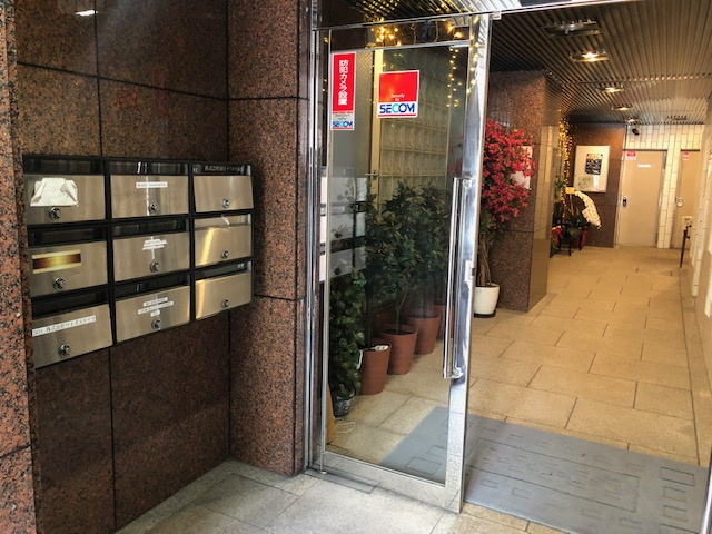 国土西池ビルのエントランス