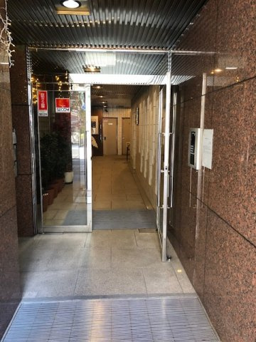 国土西池ビルのエントランス