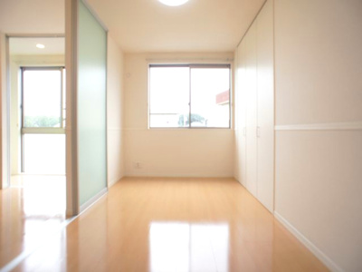 【子供部屋】 | メゾン・ボヌールE | 日当たり良好な南側洋間です♪