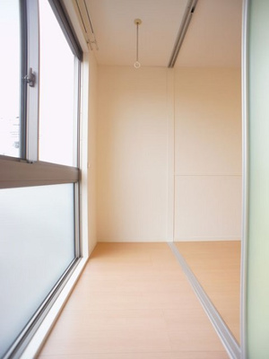 【バルコニー】 | メゾン・ボヌールE | 便利なサンルーム付き♪