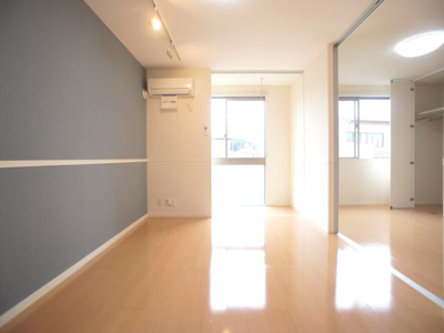 【居間・リビング】 | メゾン・ボヌールE | お子様の様子を見ながらお料理できる対面キッチンです♪