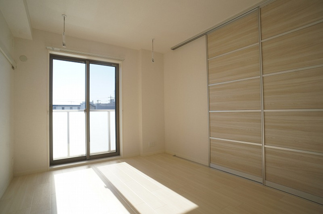 【寝室】 | ヴィラ淡島Ⅲ【SHM】 | クローゼットのある南西向き洋室6.5帖のお部屋です！リビングダイニングキッチンとの間には圧迫感のない可動間仕切り付き♪