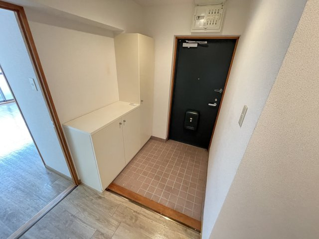 【玄関】 | 収納もある玄関です