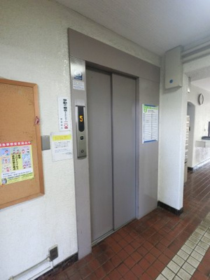 【その他共用部分】 | コトー大森 | お買い物時やベビーカーの出し入れに便利なエレベーター付です。