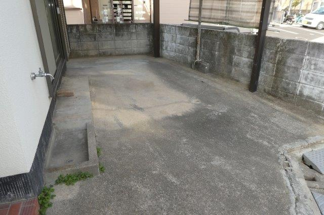 倉敷市浜町２丁目の一戸建ての駐車場|屋根付き駐車場（小型車のみ）