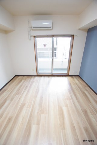 グランシャルマン新大阪　仲介手数料無料の居間・リビング