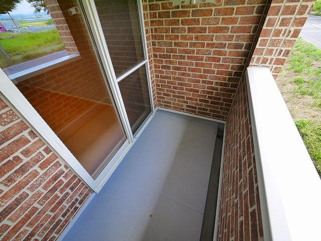 サニーシャトウ　Ｓのバルコニー|外からの目が気にならないバルコニーで洗濯物が干せます