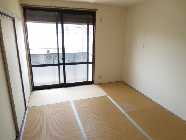 ディアスサカエ【キャッシュバック対象物件】の和室|畳の上でゆっくりとくつろげる和室です