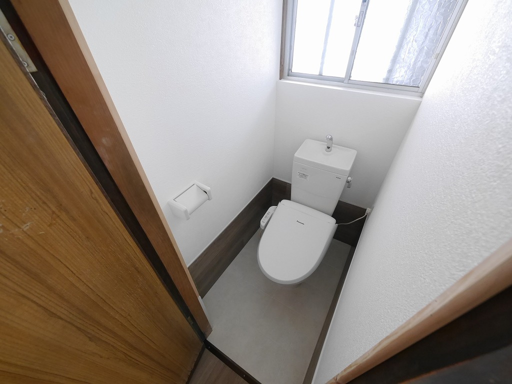 鈴蘭台東町５丁目戸建のトイレ|落ち着いた色調のトイレです