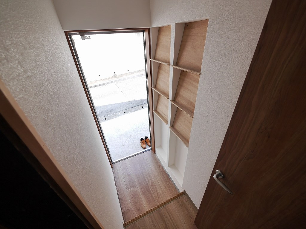 鈴蘭台東町５丁目戸建の玄関|明るい玄関です