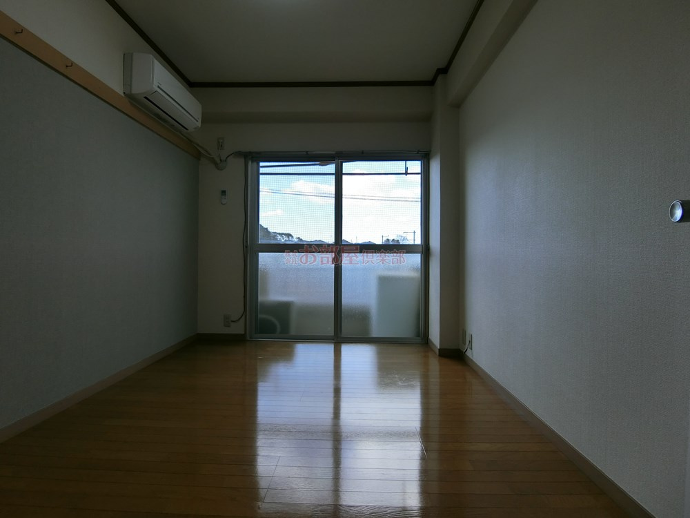 里村ビルの洋室