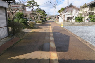 【前面道路含む現地写真】 | 阿賀野市中島町　中古戸建 | 西側約5.3ｍ公道　消雪道路　間口は広く車の乗り入れもラクラクです。