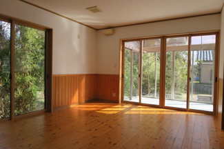【居間・リビング】 | 阿賀野市中島町　中古戸建 | 床材は無垢材を使った木の温もりのある居間です