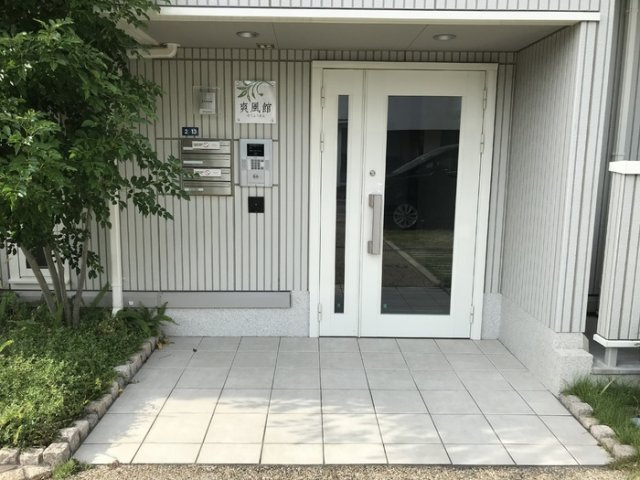 箕面市半町４丁目のアパートのエントランス