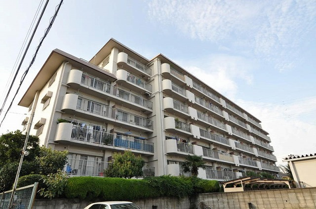 グリーンコーポ鶴見（鶴見区鶴見中央2丁目）の外観|外観です  グリーンコーポ鶴見　新規内装フルリフォーム済み　昭和55年5月築　京急本線「京急鶴見」駅徒歩9分　3LDK　ペット飼育可能　南東向き　眺望・陽当り良好　