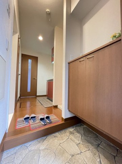 【展望】 | 玄関から室内への景観です！キッチンの奥に洋室5.3帖のお部屋があります♪