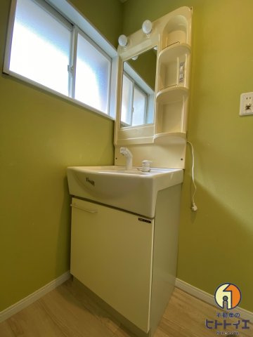 オオクマハイツの独立洗面台|朝の支度にも助かる、独立の洗髪洗面化粧台