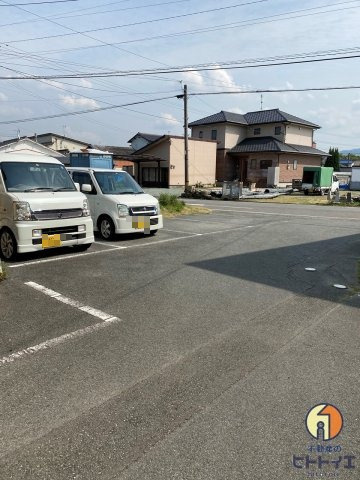オオクマハイツの駐車場|車をお持ちの方に嬉しい駐車場付きの物件です