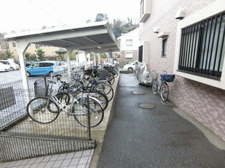 【その他共用部分】 | 屋根付きの駐輪場で雨が降っても大切な自転車が濡れなくてすみますね♪荷物が重いときに自転車があれば助かりますね！