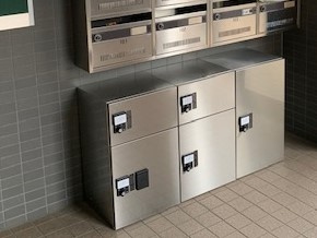 【その他共用部分】 | グランシャリオ久地 | 共用エントランスには宅配BOXがあるので荷物の受け取りもスムーズに♪再配達の手間がかからないのが魅力♪